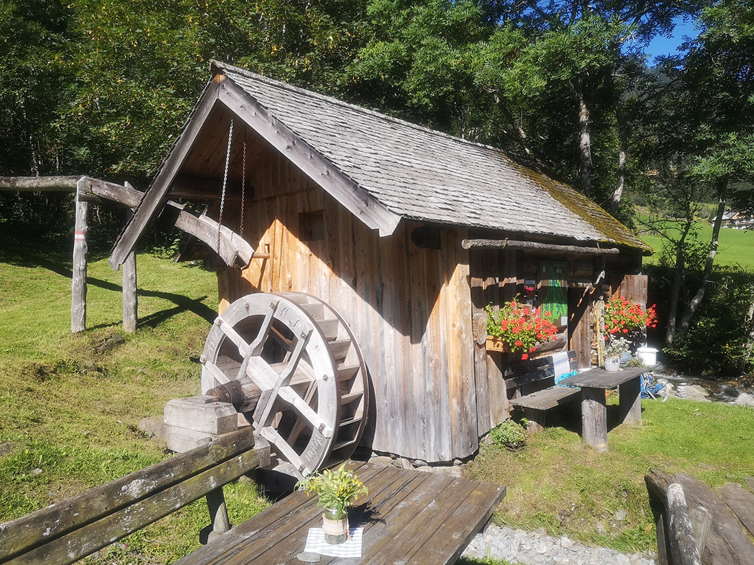 mache einen Ausflug in den Naturpark und betrachte die Trogermühle