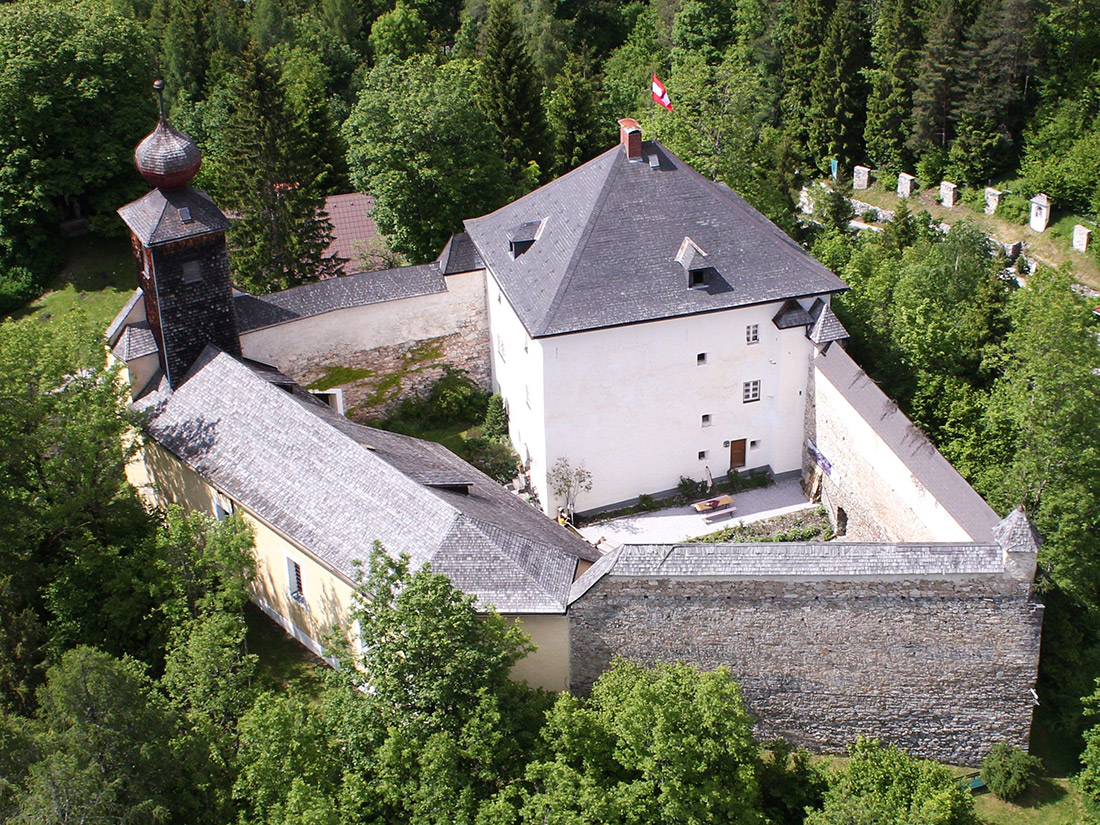 wandern gehen und ein Blick in Burgen werfen