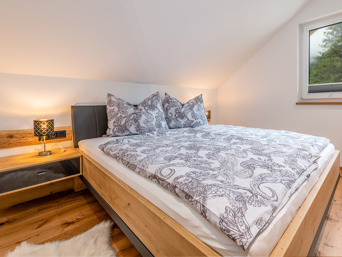 Schlafzimmer mit großem Bett